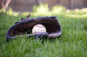 Baseball in einem Baseballhandschuh