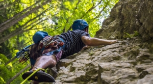 Mann mit Kletterschuhen am Klettern